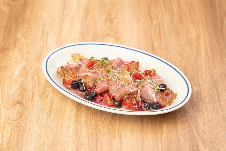 ベリーときびオリゴジュレのローストビーフカルパッチョ
