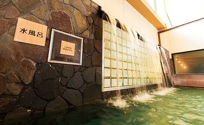 RAKU SPA Cafe 浜松 滝の流れる水風呂
