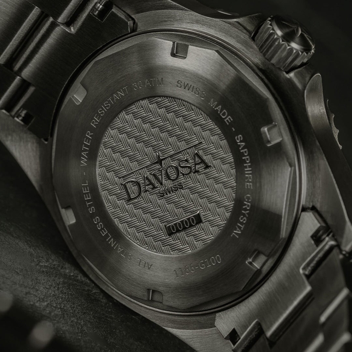 裏蓋にはDAVOSAのロゴとシリアルナンバーが刻印