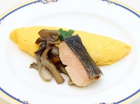 秋鮭と茸ソテーのオムレツ
