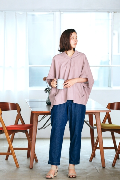  フレンチリネンドルマンスキッパーシャツ¥2,197（税込）華やかさのあるピンクにデニムで女性らしいカジュアルなスタイル