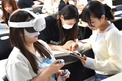 1人の学生が緊急時対応シミュレーションを実施し、周りの学生が情報提供