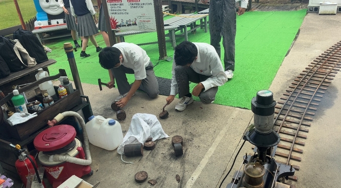 令和7年(2025年)ばらのバイオコークスを使ったミニSL機関車走行実験の様子