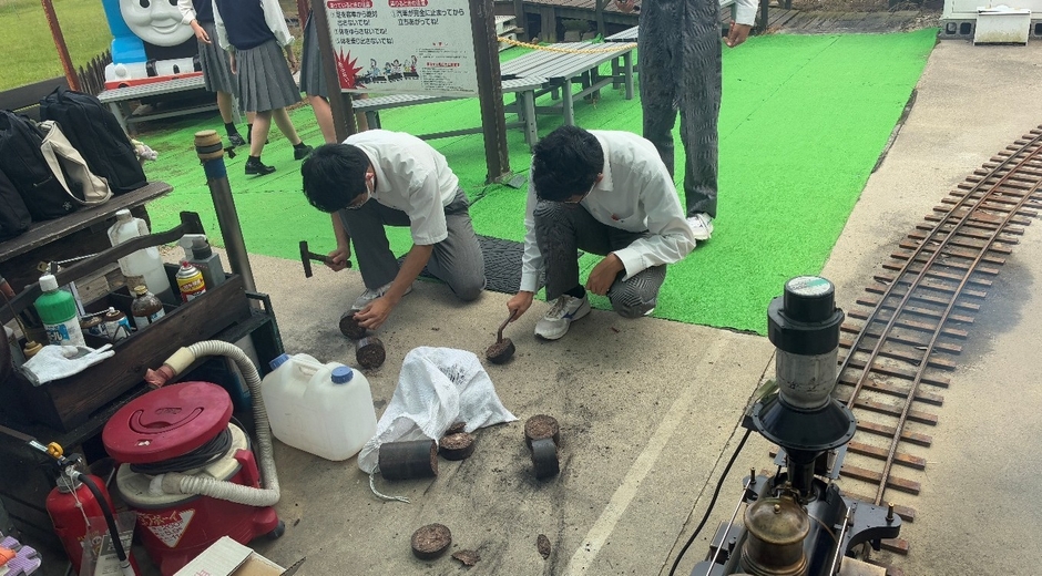 令和7年(2025年)ばらのバイオコークスを使ったミニSL機関車走行実験の様子