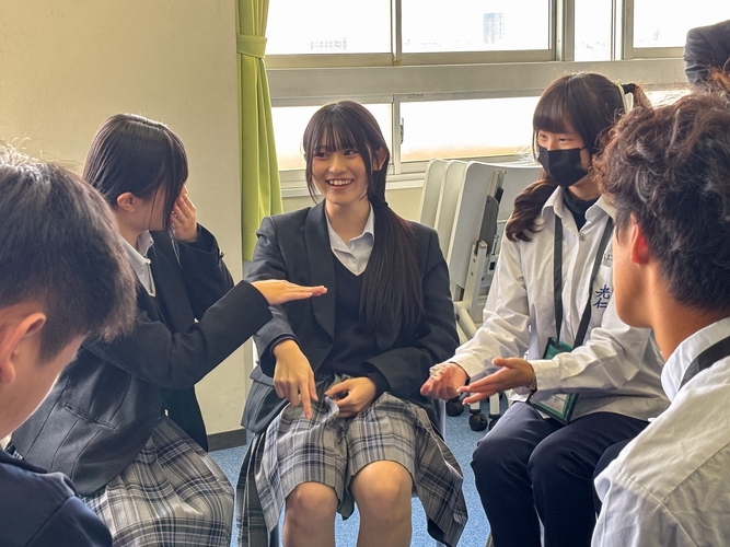 2025年11月12日(水)の大阪信愛学院中学校と台湾光仁中学校の交流プログラムの様子