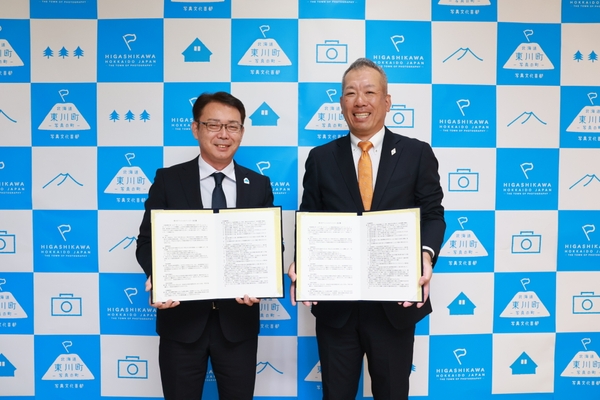 写真左： 東川町長 菊地 伸／写真右：三菱地所株式会社 TOKYOTORCH事業部長 上田寛氏