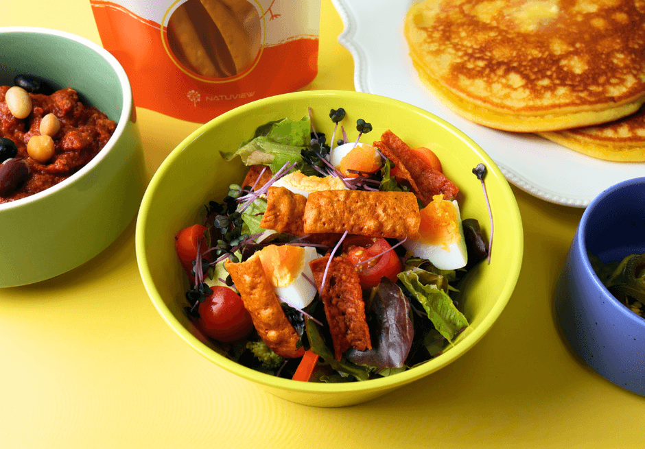 サラダにパリッとチップス。お肉の旨みでボリューム感UP！