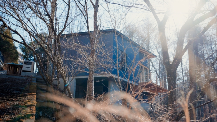 グレーでシンプルな外観