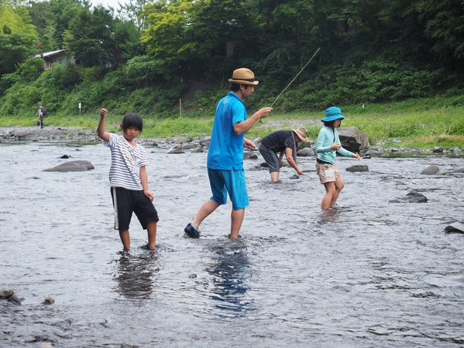 釣りに挑戦（過去の開催時の様子）