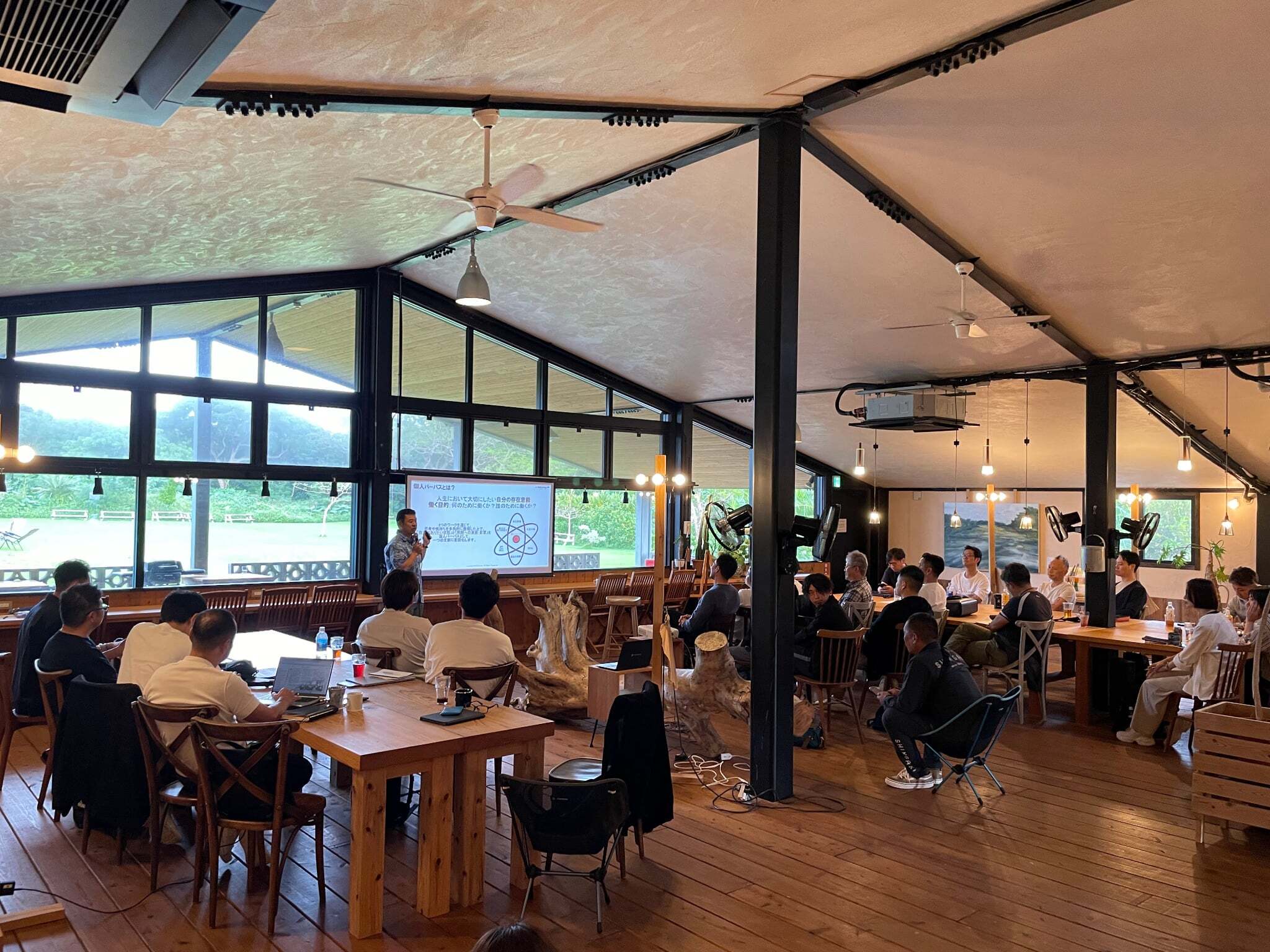 全体ミーティングの様子