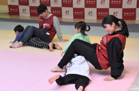 【名城大学】農学部の香村恵介准教授と「Meijoプレイリーダーズ」が愛知トヨタ販売店で子どもの運動遊びを指導