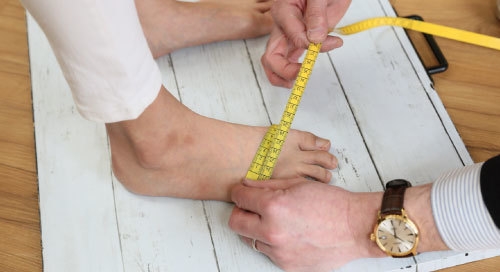 シューフィッターが、手測りで足のサイズと個性を診断。