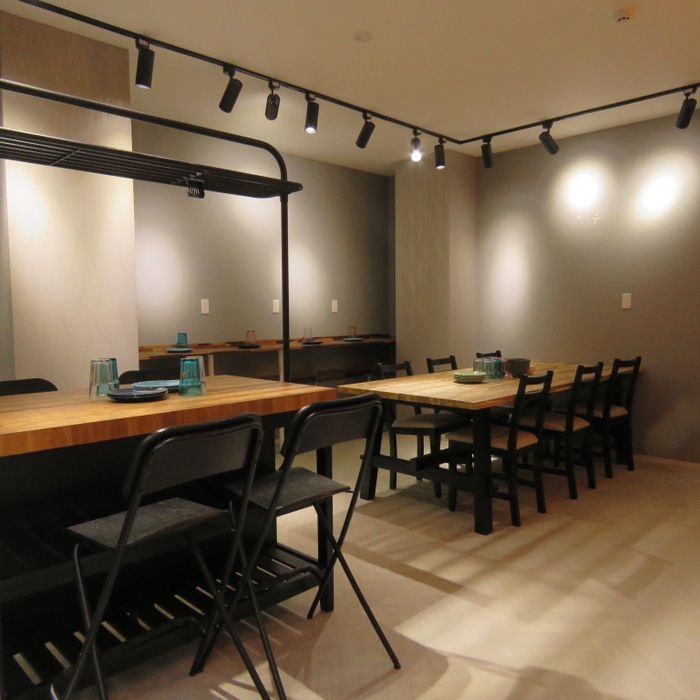 シンプルモダンな店内