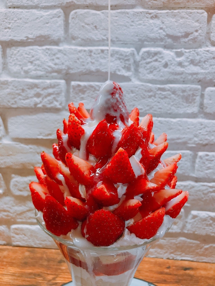 特盛いちごパフェ 8