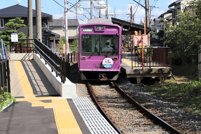 スロープ、点字タイルなどバリアフリー施設（宇多野駅）