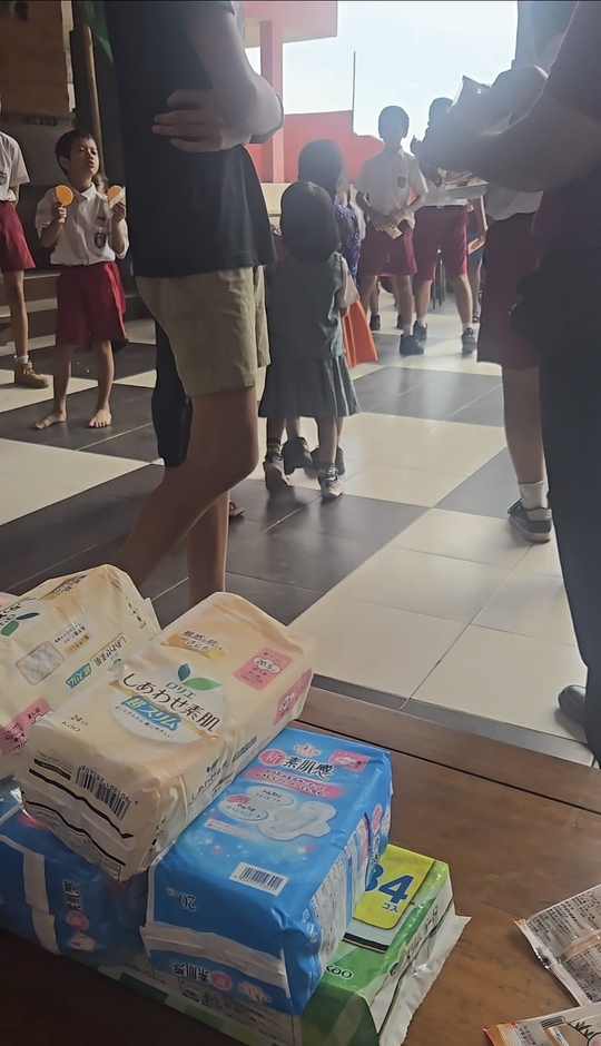 オヤツ配布と生理用品の寄付