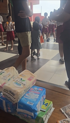 オヤツ配布と生理用品の寄付