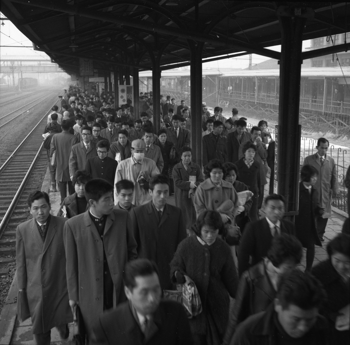 (Photo_15) 朝のラッシュ時 北千住駅 『交通東武』 昭和36年(1961)12月10日号より 東武博物館蔵