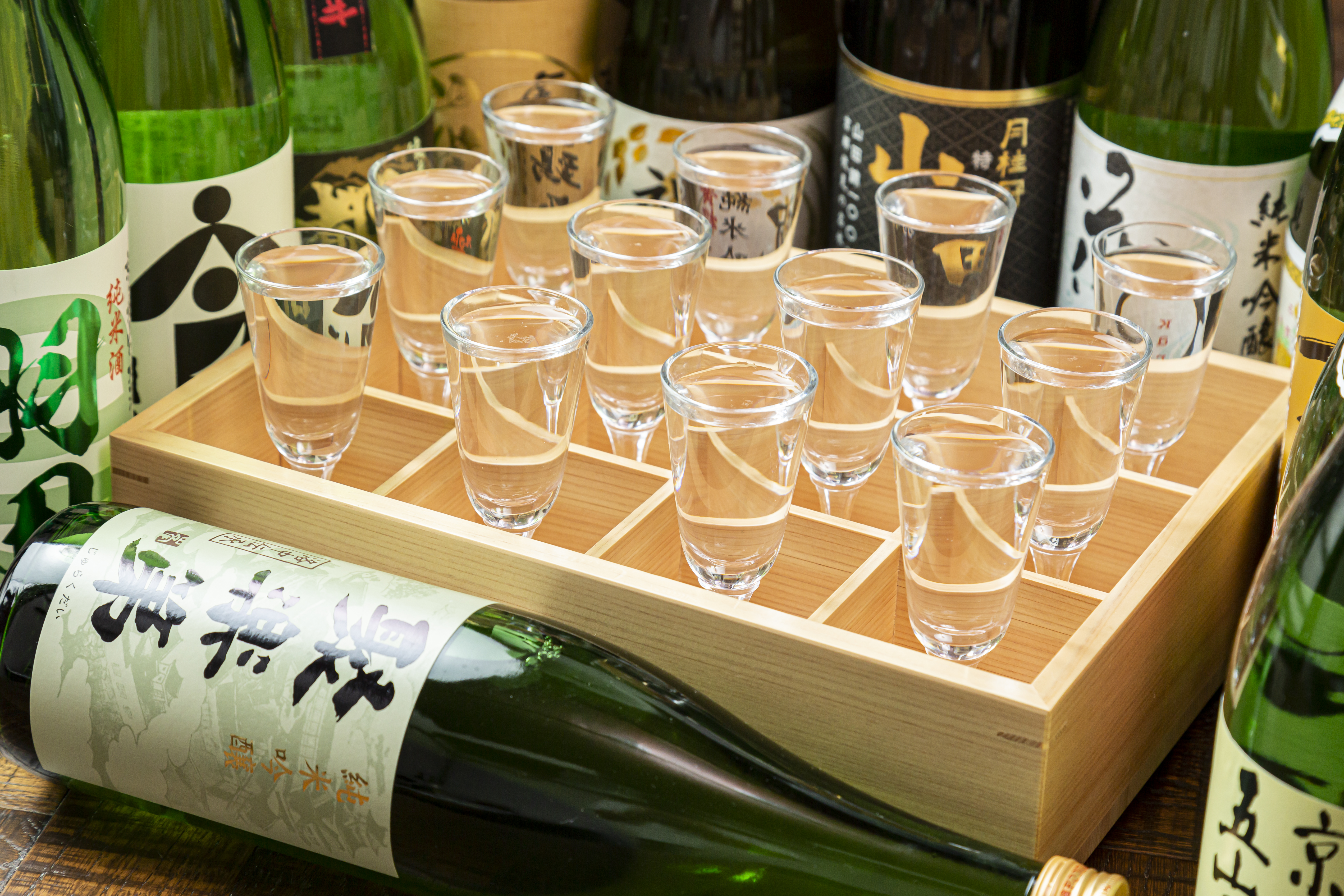 “ラーメン店”で日本酒をカジュアルに飲み比べ⁉【十二蔵飲み比べセット】 「京都のラーメンに京都のお酒は合うのです！」～麺処むらじ祇園本店でもご提供開始
