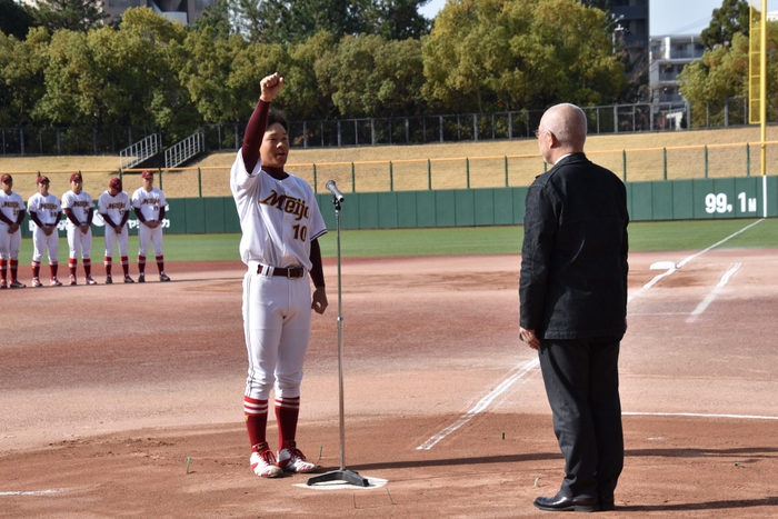 選手宣誓する山蔭主将