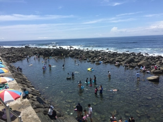 まるで“プール”な海水浴場！伊豆稲取「池尻海岸」 特殊形状＆高コスパを背景に来客数が26％増加