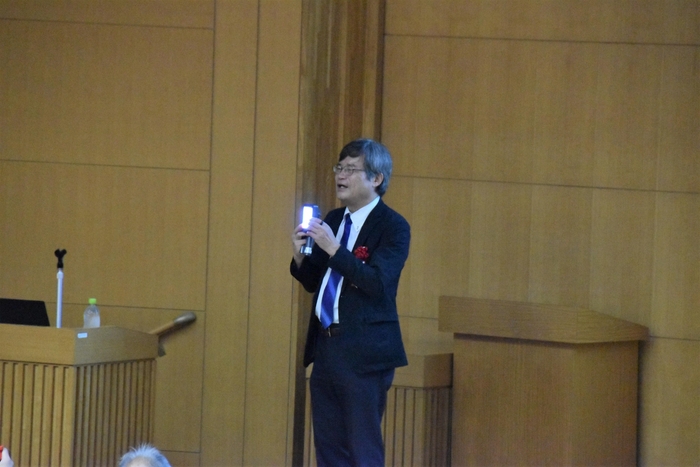 青色LEDだけが黄色の蛍光体を通して白色を作れることを紹介