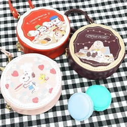 ふわっと甘くやさしい雰囲気にひとめぼれ！スヌーピーのラウンドマカロンポーチはとびっきりスウィートです。