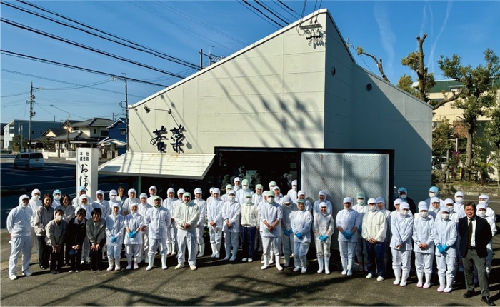 本社で働く従業員/本社工場売店前