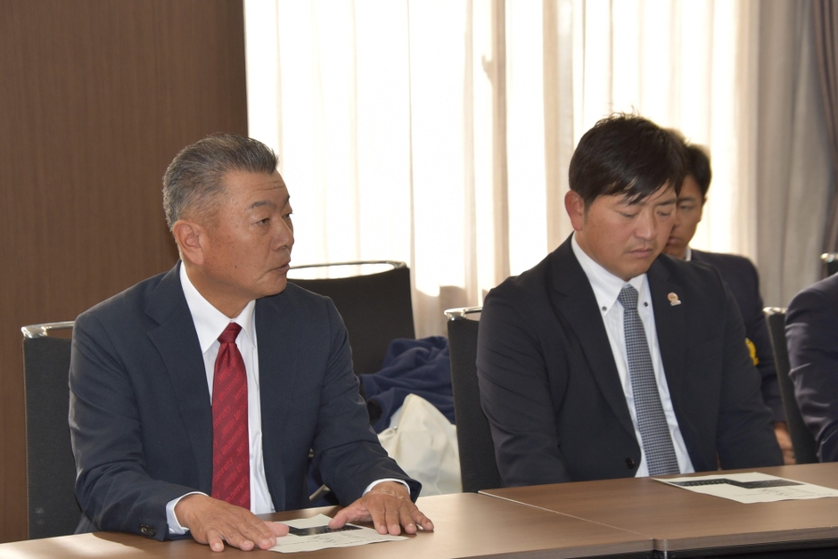 大会を振り返る安江監督（左）と山内コーチ