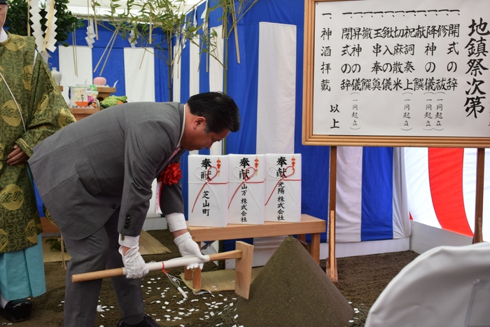 ▲鍬(くわ)　麻生孝之芝山町長