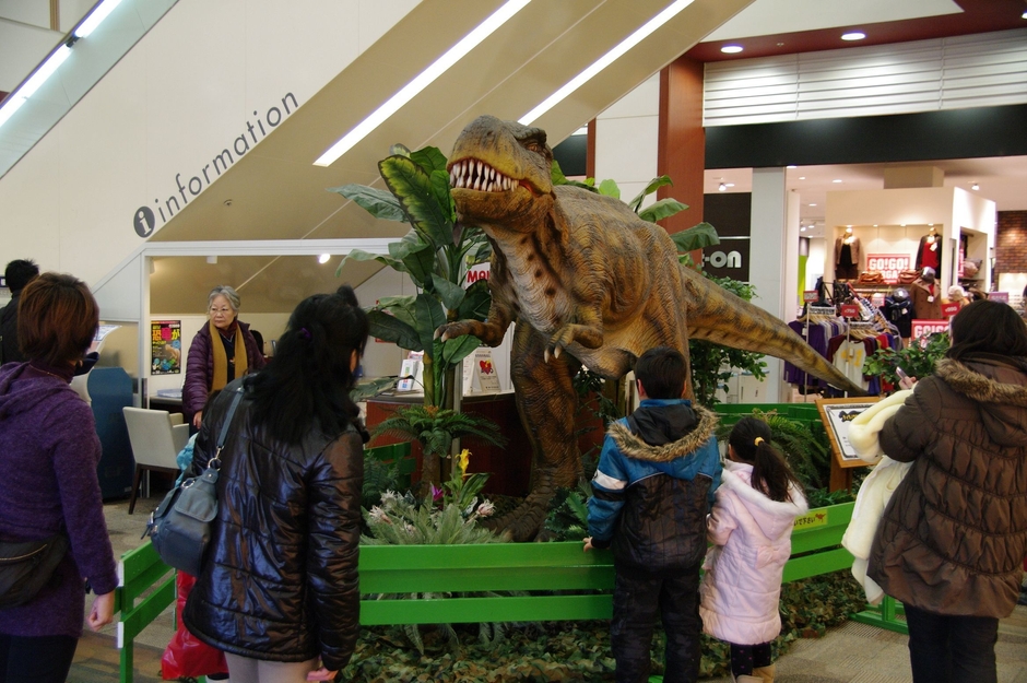 動く恐竜ロボット