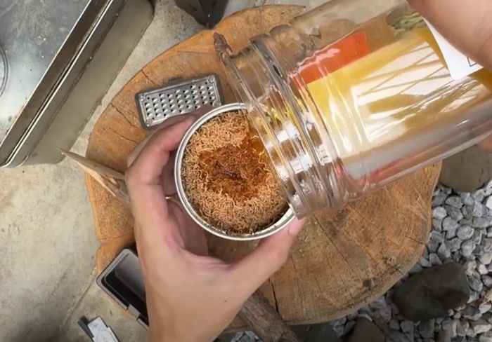 廃食用油を入れる様子