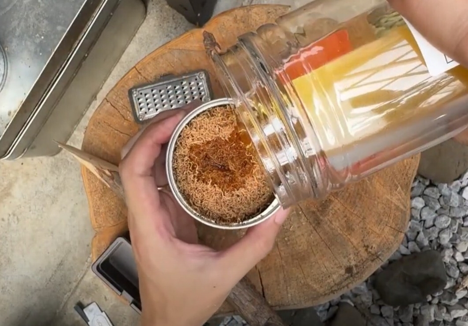 廃食用油を入れる様子