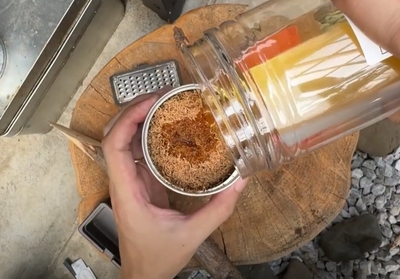 廃食用油を入れる様子