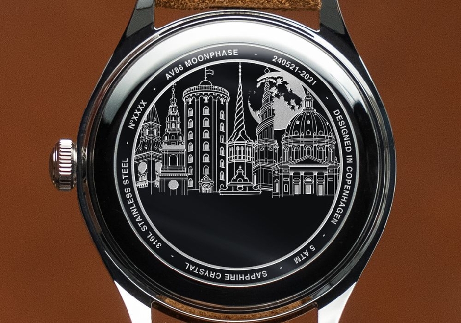 美しいコペンハーゲンの街並みと満月の裏蓋