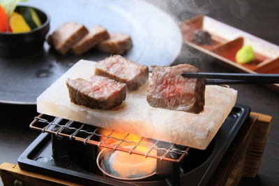 メインはステーキ