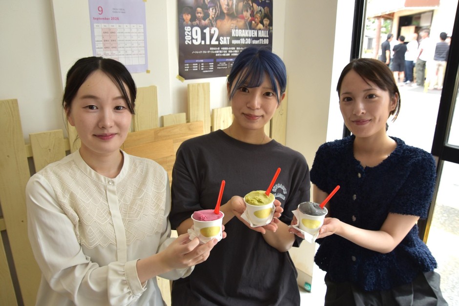 ノパルノ研究室の(左から)山下さん、サボテンジェラートを持つ加古さん、堀内さん