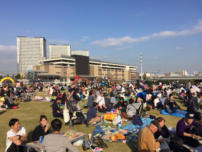 芝生に座って、ピクニック気分で楽しめます