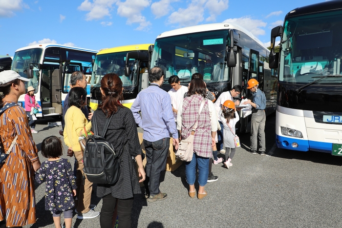 常石造船工場バスツアーに参加する来場者たち