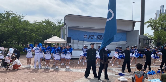 サッカークラブ FC大阪の「2025シーズン新体制発表会」で近大応援部が地元・東大阪を熱く盛り上げるパフォーマンスを披露