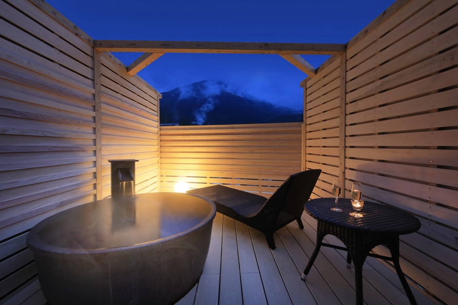 鶴見岳を望む温貸切温泉露天風呂