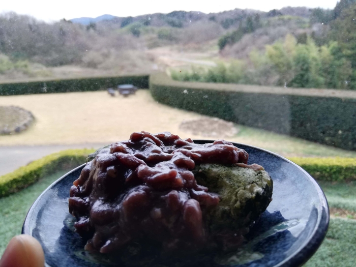 農村風景と抹茶餅