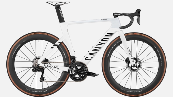 アップチャージ無しで、プロ仕様の CP0015 コックピット(ステム角度 -17°)へ交換可能。写真は過去販売モデルのCP0015を標準装備したエアロードCFR MVDP(Gen3.2)。 Photo: Canyon