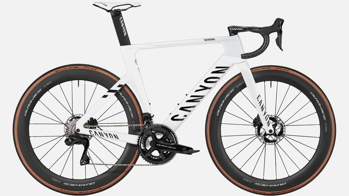 アップチャージ無しで、プロ仕様の CP0015 コックピット(ステム角度 -17°)へ交換可能。写真は過去販売モデルのCP0015を標準装備したエアロードCFR MVDP(Gen3.2)。 Photo: Canyon