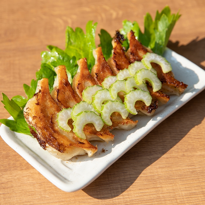 セロリ餃子(セロリを包んでます)