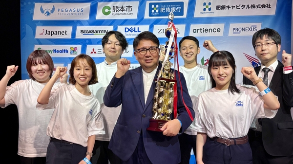 トロフィーをもつ竹下代表とトイメディカル社員