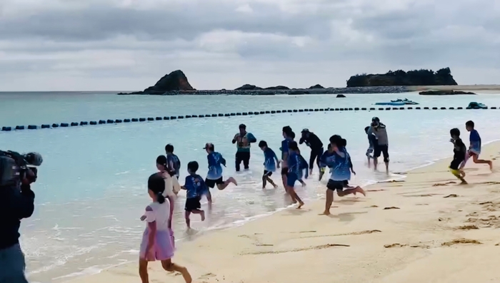 海開き宣言後、海に走る子どもたち