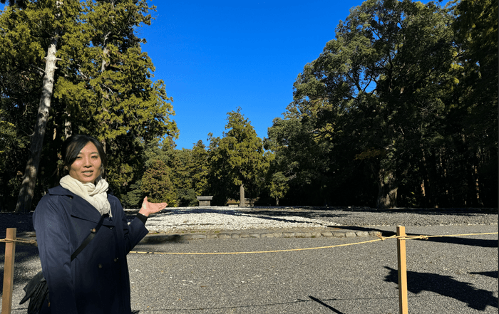 伊勢神宮・外宮の案内をする高橋