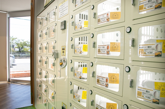 新鮮な卵をはじめ、醤油やマヨネーズも並びます