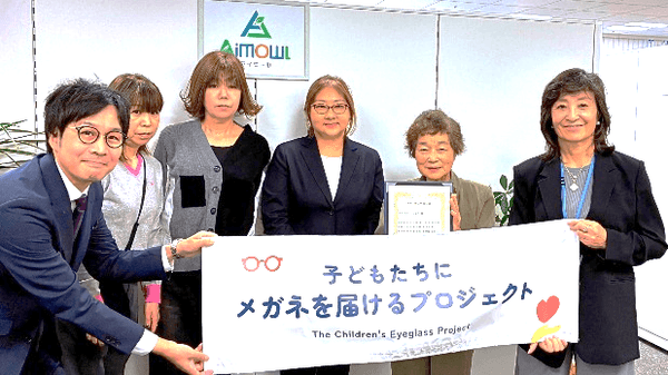 （写真左より）パリミキ九州北、福岡、沖縄ブロックジェネラルマネージャー 岸本貴宏、ＮＰＯ法人いっしょに 松本 栄子様、ＮＰＯ法人いっしょに 小田 久美子様、ＮＰＯ法人いっしょに 近藤 かおる様、ＮＰＯ法人いっしょに 理事長 小田 淑惠様、Ａｉｍｏｗｌ株式会社 代表取締役 髙城 いづみ様